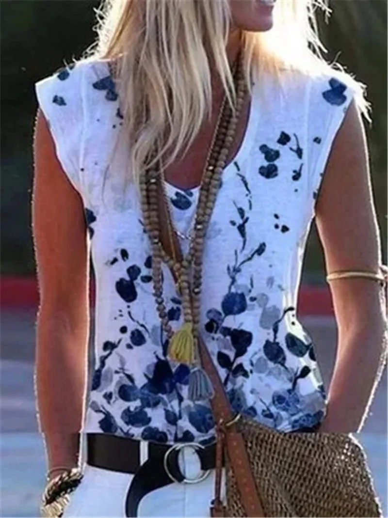 Camiseta de Algodão Azul com Estampa e Gola Redonda Pequena
