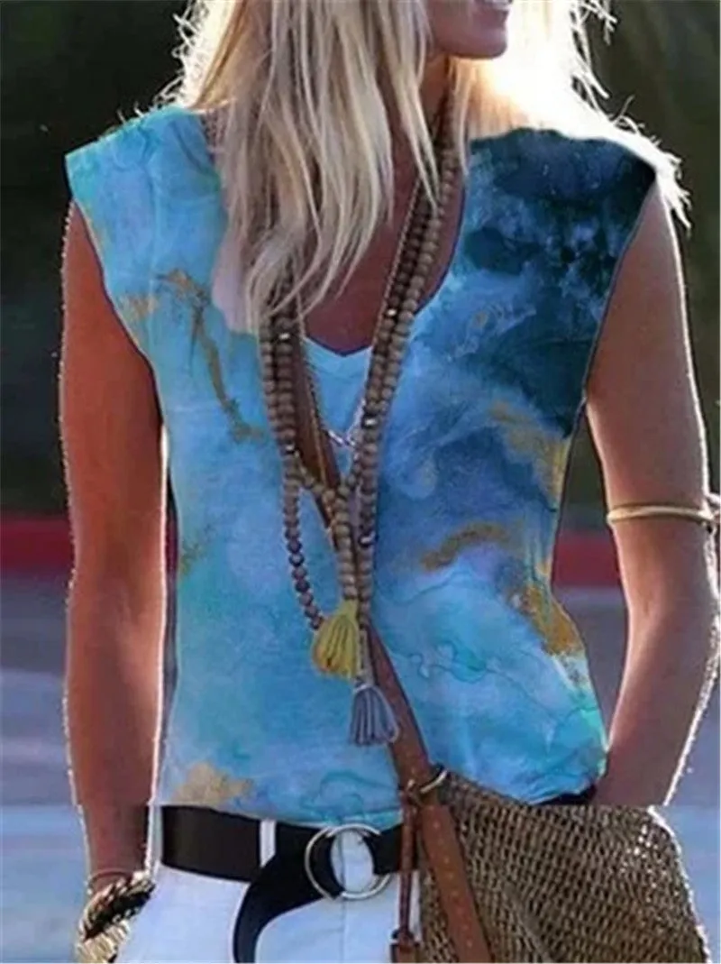 Camiseta de Algodão Azul com Estampa e Gola Redonda Pequena
