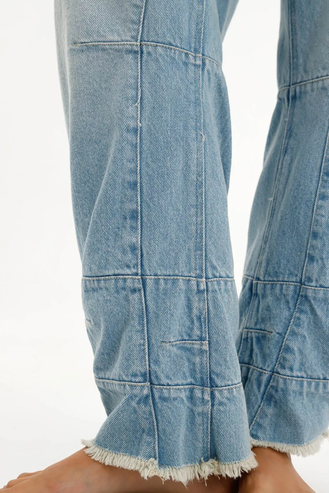 Jean azul con ruedo desflecado para mujer