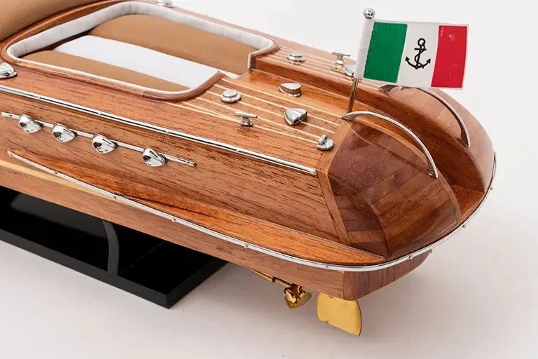 Réplica lancha motora de madera