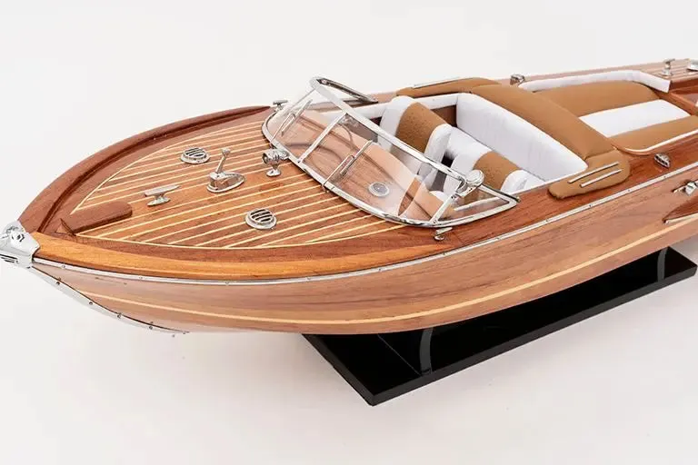 Réplica lancha motora de madera