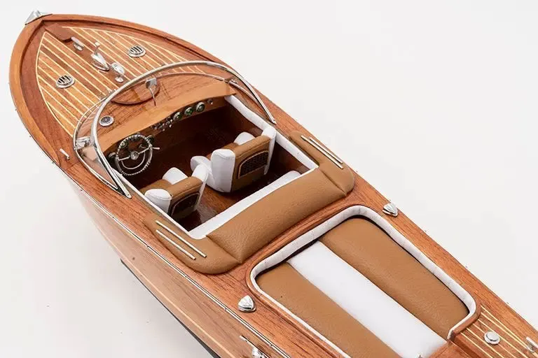 Réplica lancha motora de madera