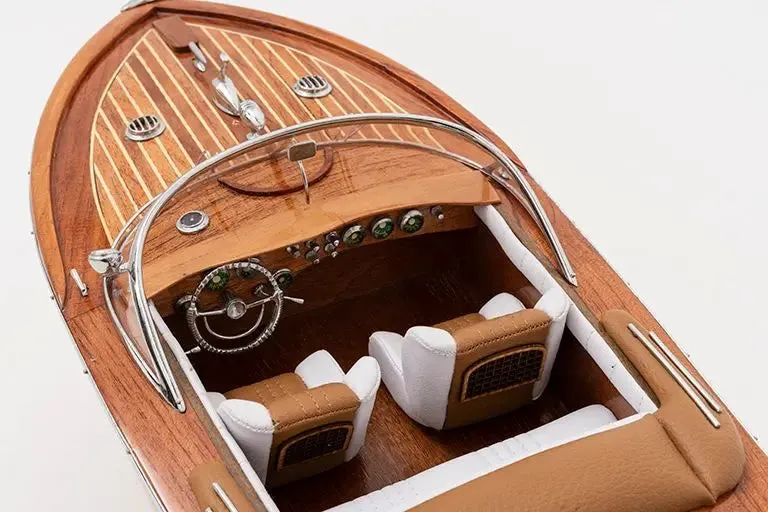 Réplica lancha motora de madera